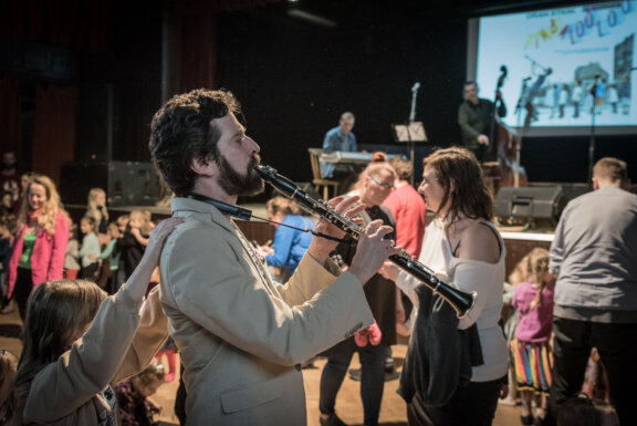 Mladí ladí dětem: interaktivní koncert s Oranem Etkinem a kapelou