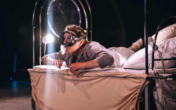 Damúza: Deset dvacet, brácha v&nbsp;břiše!