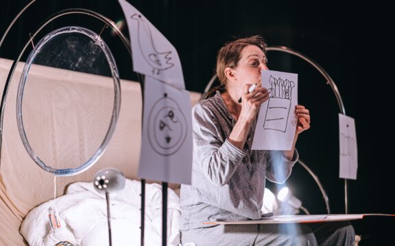 Damúza: Deset dvacet, brácha v&nbsp;břiše!