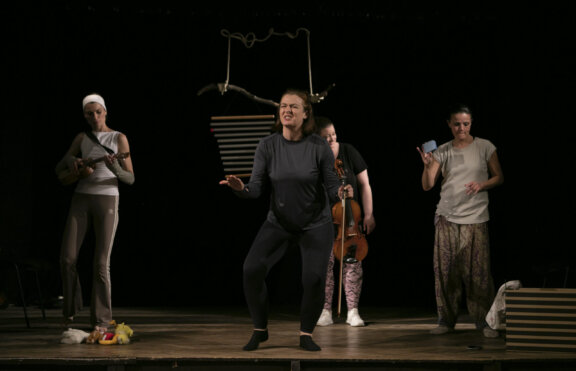 Divadlo DIP: MaminkOFF